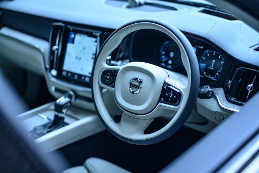 Панель приборов Volvo V60 T5 Cross Country 2018 года  (JP) (фото 3 из 18)